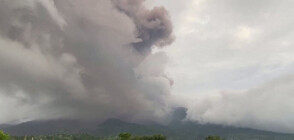 Зрелище: Вулкан в Индонезия изхвърли 3-километров стълб пепел (ВИДЕО)
