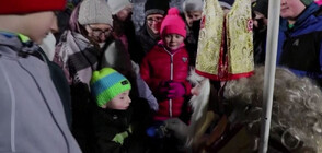 Списъкът с подаръци: Дядо Коледа провери дали са слушали децата в Чехия (ВИДЕО)
