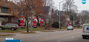 Огромни надуваеми фигури на Дядо Коледа завладяха улиците на американски град