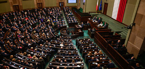 Суматоха в полския Сейм: Депутат загаси с пожарогасител менората за Ханука (ВИДЕО+СНИМКИ)