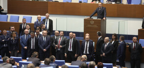 Напрежение в парламента, депутати окупираха трибуната (ВИДЕО)
