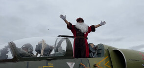 Дядо Коледа кацна на летище Пловдив с военен самолет (ВИДЕО)