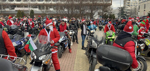 Мотористи, облечени като Дядо Коледа, раздаваха лакомства в Казанлък