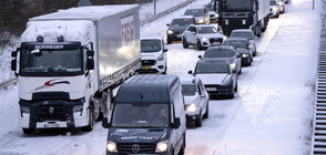 Стотици блокирани по пътищата на Швеция и Дания след снеговалежи (ВИДЕО)