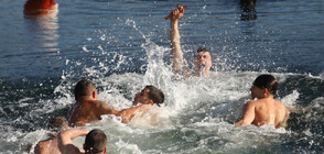 Стотици смелчаци „спасиха” кръста в ледените води на Йордановден (ОБЗОР)