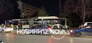 Автобус блъсна пешеходка и кола в София (ВИДЕО+СНИМКИ)
