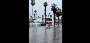 Мъж плава с кану по наводнените улици на Сан Диего (ВИДЕО)