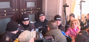 Протестиращи срещу избора на Атанасова и Белазелков се събраха "на кафе" пред КС