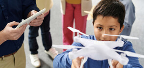 Деца показват умения да управляват дронове