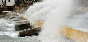 Силен вятър затвори гръцки пристанища