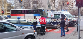 Линейка с пациент в тежко състояние и кола се удариха в Стара Загора (СНИМКИ)