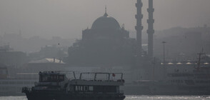 Гъста мъгла спря корабоплаването през Босфора, наруши и въздушния трафик