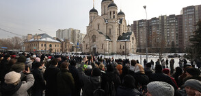 С аплодисменти: Започна опелото на Навални, пред храма се изви опашка (ВИДЕО+СНИМКИ)