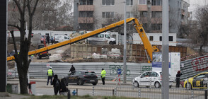 Строителен кран падна при изкоп на метрото (СНИМКИ)