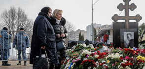 Стотици руснаци занесоха цветя на гроба на Алексей Навални