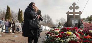 Майката на Навални отиде на гроба му ден след погребението (СНИМКИ)