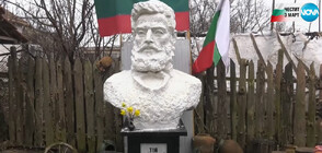 Семейство вдигна паметник на Ботев в двора на къщата си (ВИДЕО)