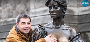 Ирландците възроптаха срещу туристи, опипвали паметник в Дъблин