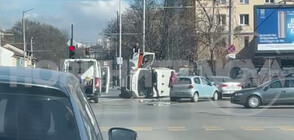 Линейка се преобърна след удар с кола в центъра на София (ВИДЕО)