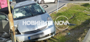 Кола се заби в стълб до спирка в София (СНИМКИ)