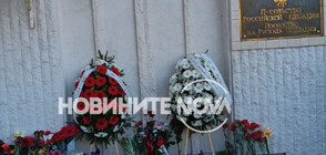 В памет на жертвите на атентата: Положиха цветя пред руското посолство в София (СНИМКИ)