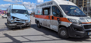 Линейка с пациент и микробус се удариха в Пловдив