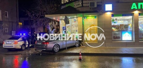 Кола се заби във витрина на аптека в Пловдив (СНИМКИ)