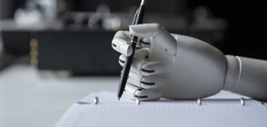 Миналото и бъдещето се пресичат: Роботи пишат ръкописни писма с химикалки (ВИДЕО)