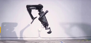 Хуманоиден робот прави салта във въздуха (ВИДЕО)