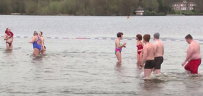 На Разпети Петък: Берлинчани се изкъпаха в езерото Ванзее (ВИДЕО)