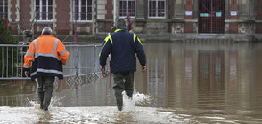 Хиляди останаха без ток във Франция заради бурни ветрове и наводнения