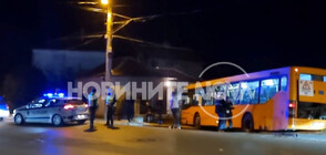 Автобус от градския транспорт се вряза в къща в Нови Искър (ВИДЕО)