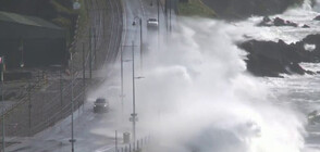 Огромни вълни заливат автомобили на остров Ман (ВИДЕО)