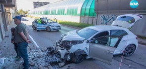 Кола се вряза във фризьорски салон до метростанция в София