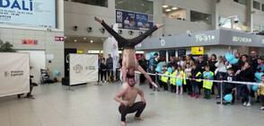Циркови артисти изненадаха пристигащите на летището в Букурещ (ВИДЕО)