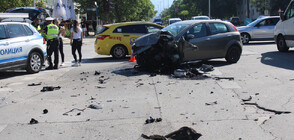 Удар между две коли на кръстовище в Благоевград (ВИДЕО+СНИМКИ)