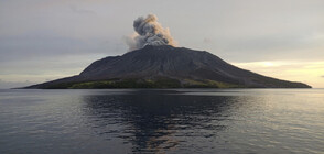 Индонезийският вулкан Руанг изригна отново