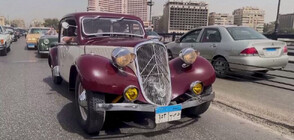 Шествие на редки ретро автомобили по улиците на Кайро (ВИДЕО)