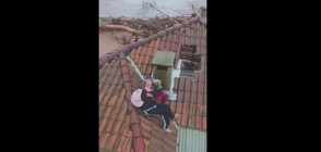 Спасиха с хеликоптер семейство, блокирано на покрива на наводнената им къща (ВИДЕО)