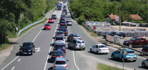 Голямото прибиране: Засилен трафик, прегрели коли и задръствания (ВИДЕО+СНИМКИ)