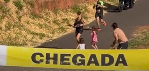 Съпруг на бегачка избута децата ѝ на трасето, за да я прегърнат на метри от финала на маратон