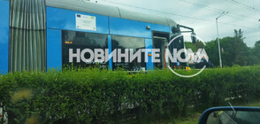 Кола се заби в мантинела и навлезе на трамвайни релси в центъра на София (СНИМКИ)