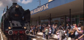 Парен локомотив пристигна на гарата в Казанлък