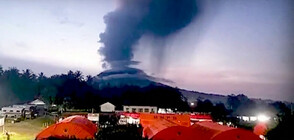 Вулкан в Индонезия изригна 3 пъти и изхвърли 5-километрова кула от пепел (ВИДЕО)