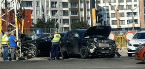 Катастрофа с две коли в София, едната изхвърча и се заби в стълб