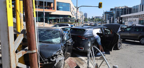 Катастрофа с две коли в София, едната изхвърча и се заби в стълб (СНИМКИ)