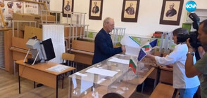 Почетният председател на ДПС Ахмед Доган гласува с хартиена бюлетина