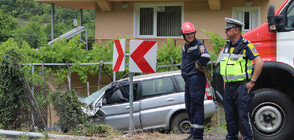 Кола катастрофира в двор на къща край Симитли, водачът ѝ загина (СНИМКИ)