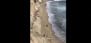 Спасиха кайтсърфист, изписал „помощ” с камъни на плажа (ВИДЕО)