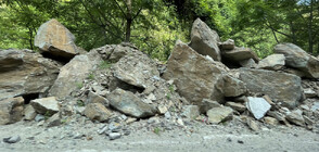 Камъни паднаха на пътя Мездра – Ботевград в района на Новачене към София